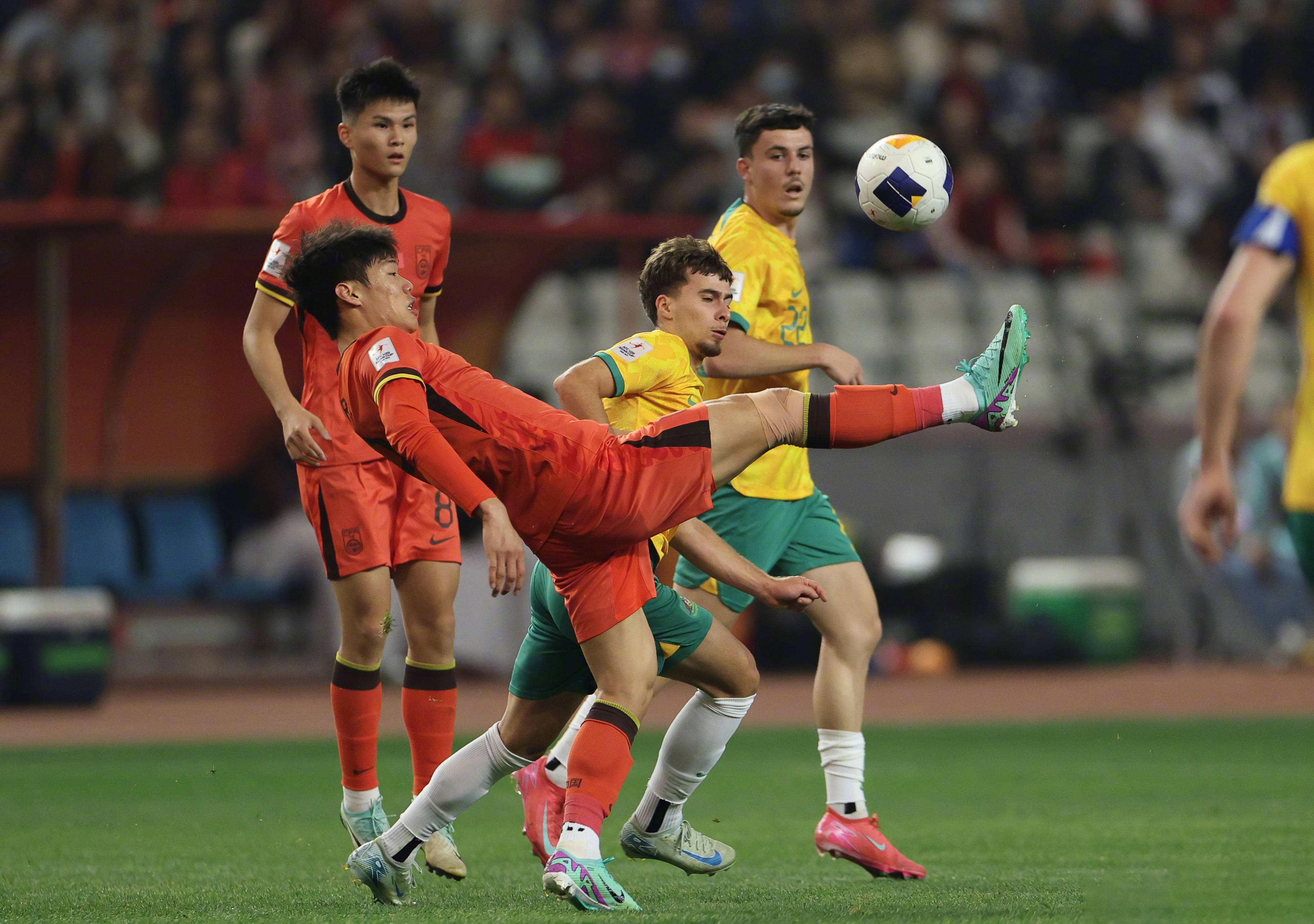 国内足球赛事精彩纷呈，体育风暴激情上演