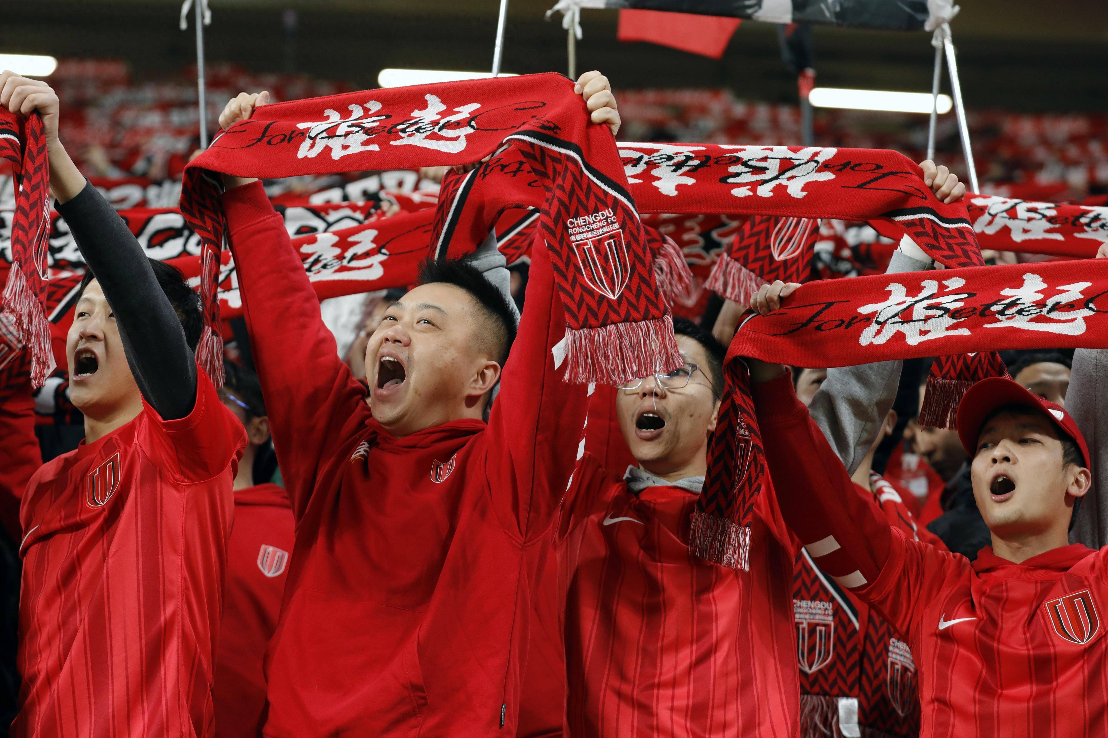 国内足球赛事备受瞩目,球员们实力强劲 国内足球赛事备受瞩目,球员们实力强劲